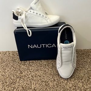 Casual lace up tennis shoe